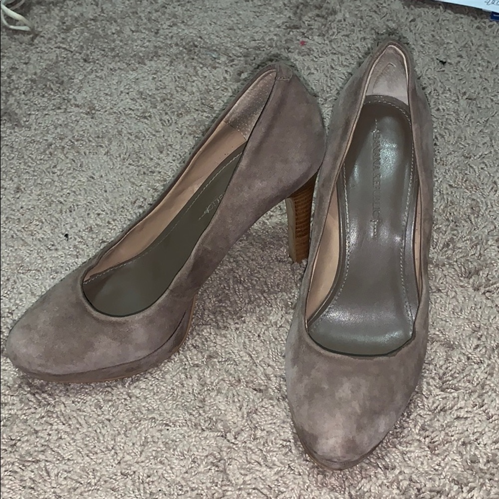 Stunning taupe suede Banana Republic Pumps size 8